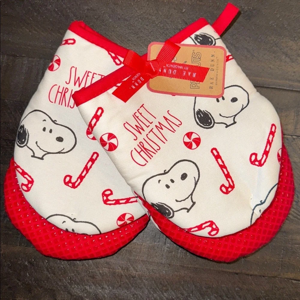 NWT Rae Dunn Peanuts Charlie Brown Snoopy Christmas Holiday Kitchen Oven Mitts